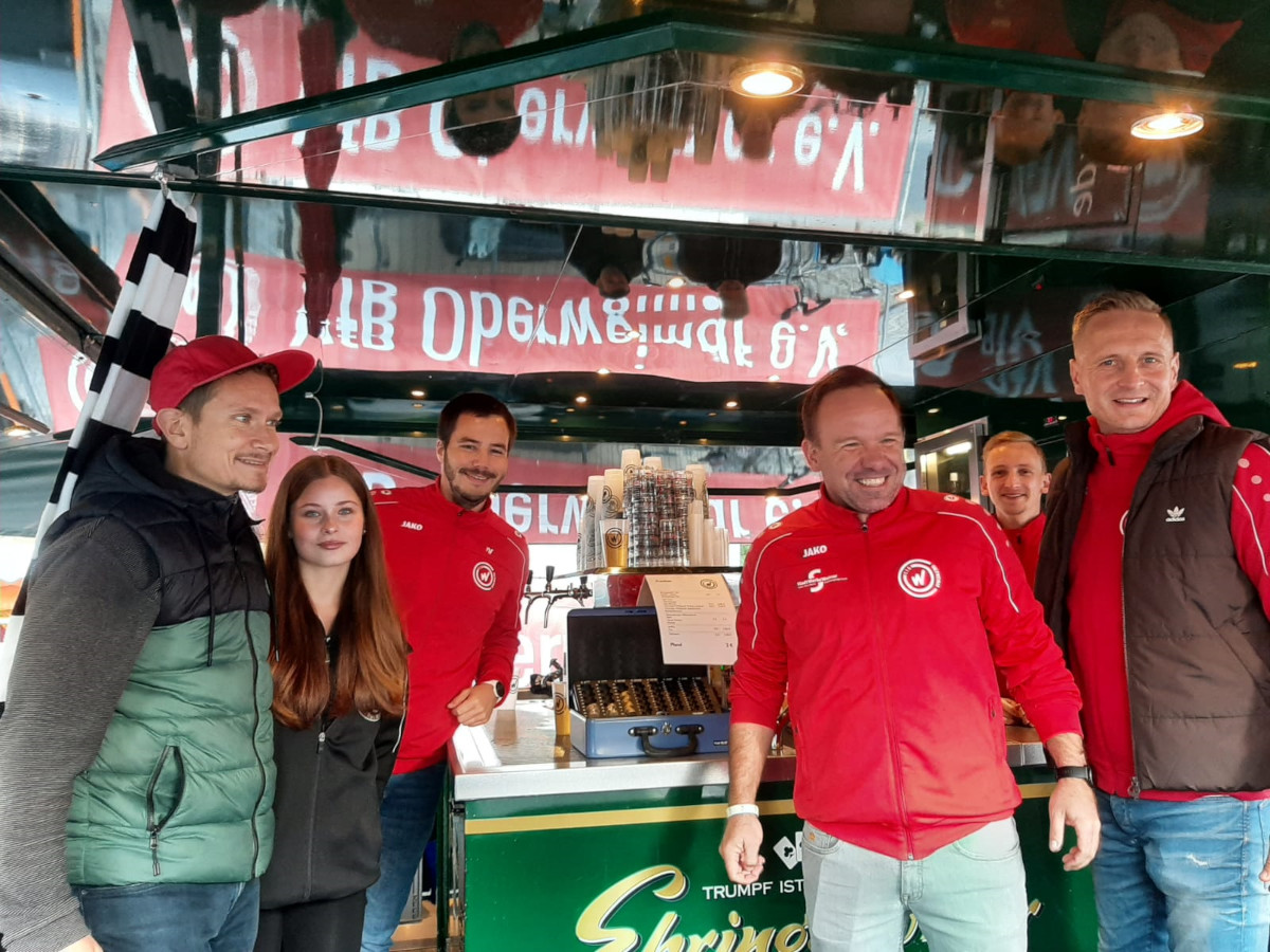 Neue Fotos vom VfB-Bierstand auf dem Zwiebelmarkt Neue Fotos vom VfB-Bierstand auf dem Zwiebelmarkt