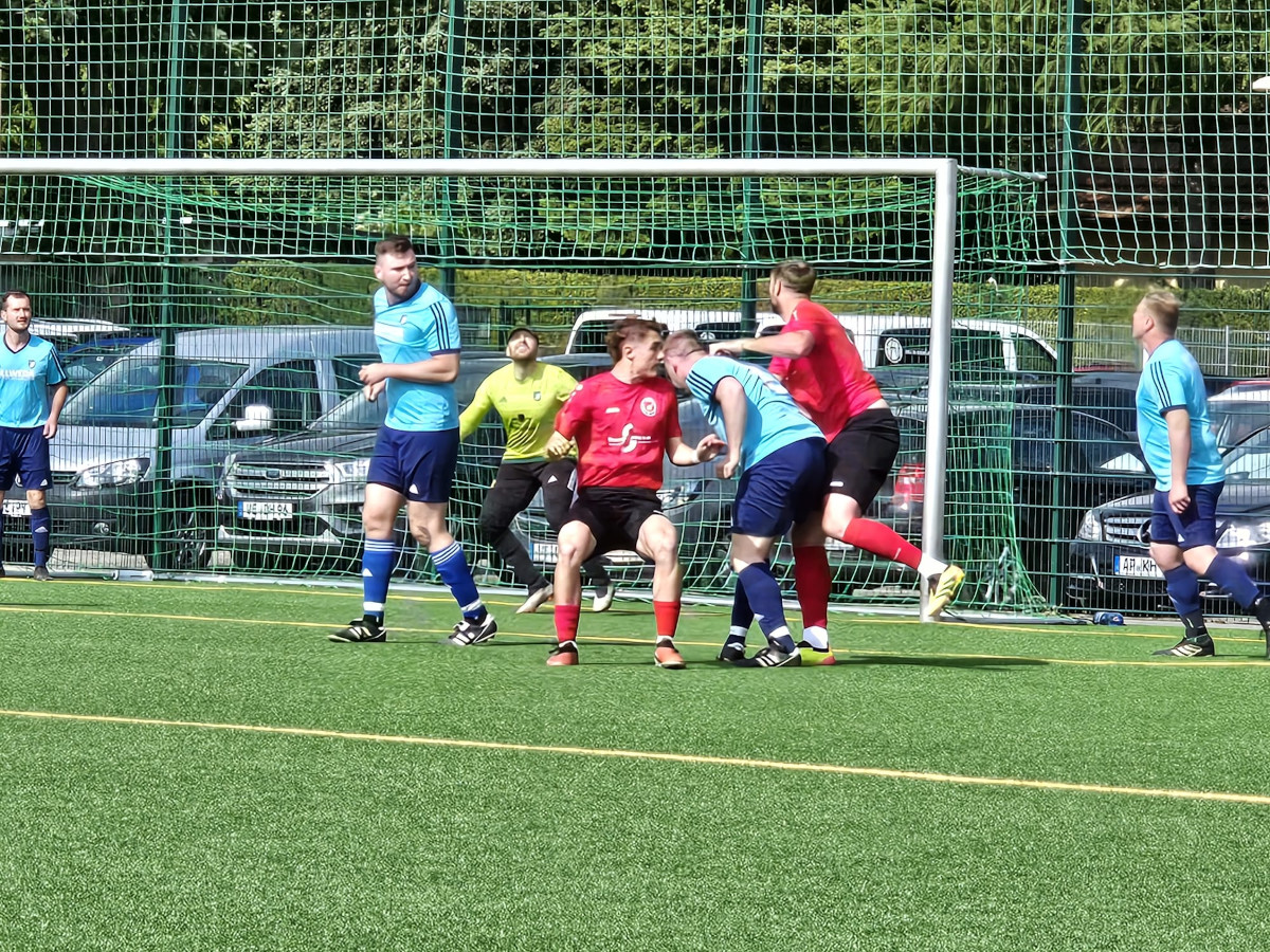 Heimsieg gegen Niederroßla - Erste gewinnt 4:2 Heimsieg gegen Niederroßla - Erste gewinnt 4:2