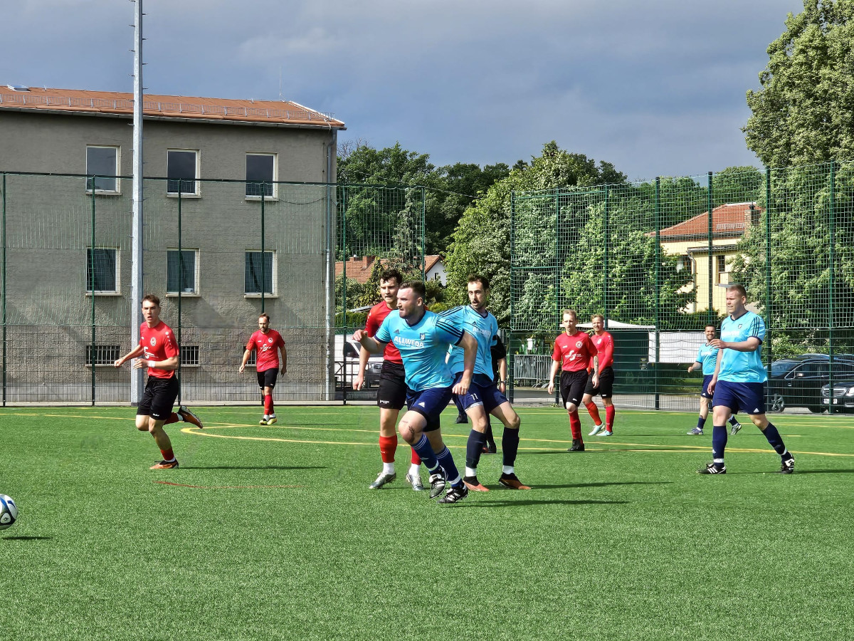 Heimsieg gegen Niederroßla - Erste gewinnt 4:2 Heimsieg gegen Niederroßla - Erste gewinnt 4:2
