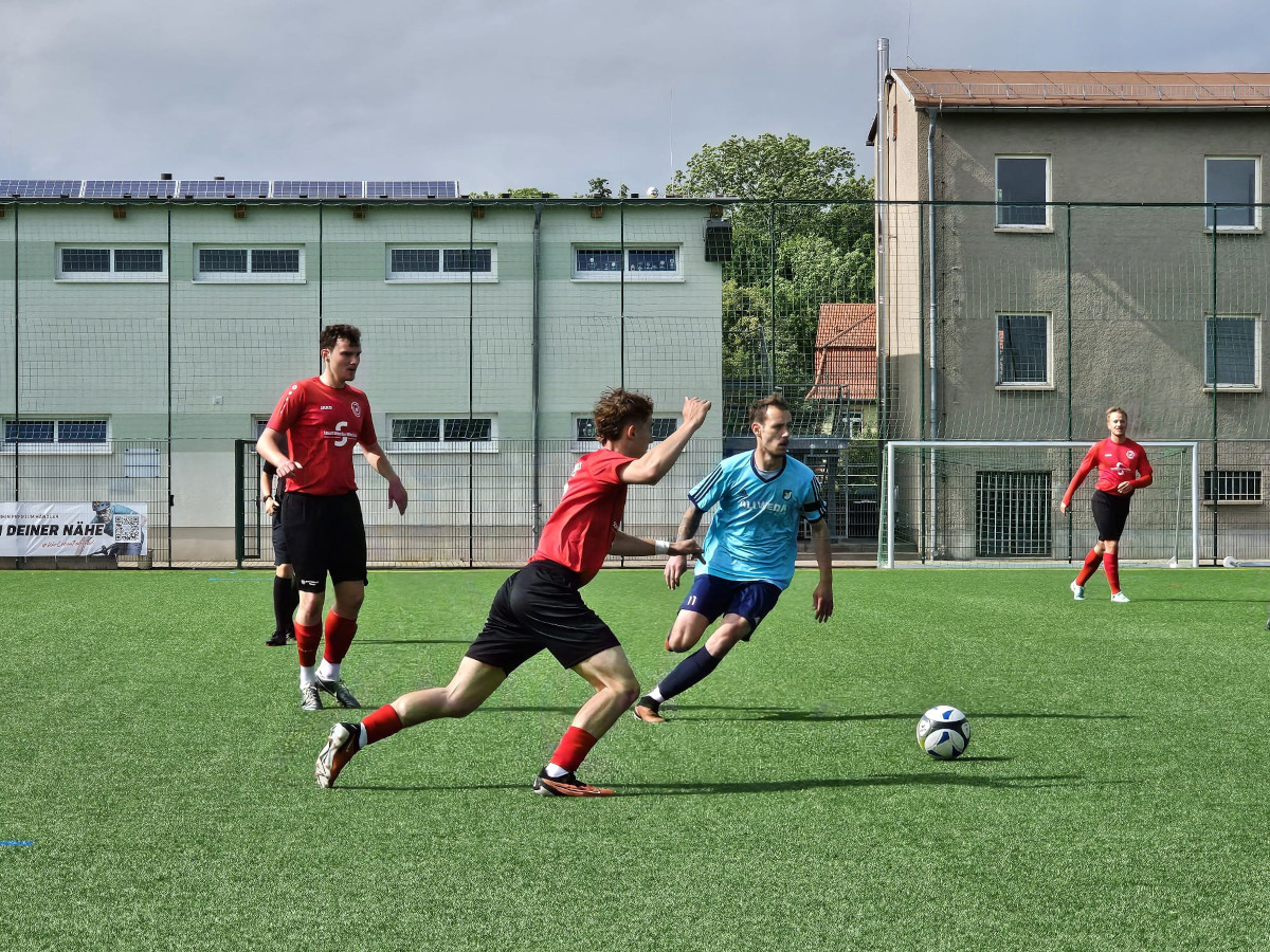 Heimsieg gegen Niederroßla - Erste gewinnt 4:2 Heimsieg gegen Niederroßla - Erste gewinnt 4:2