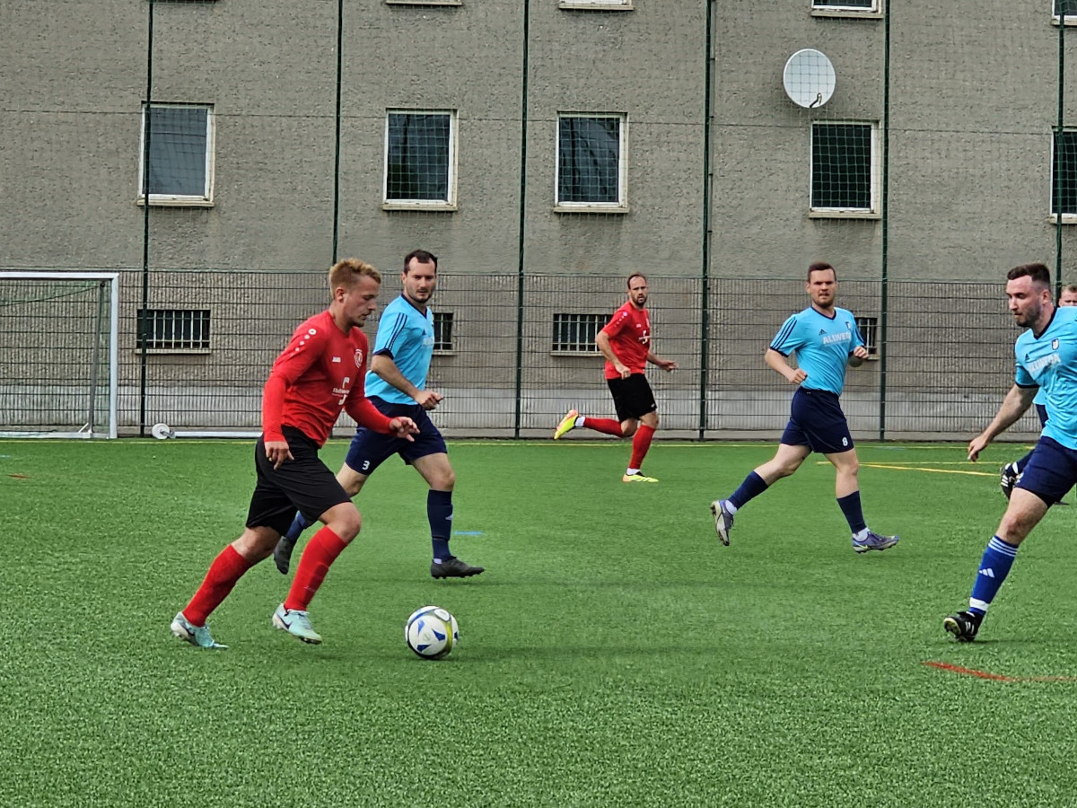 Heimsieg gegen Niederroßla - Erste gewinnt 4:2 Heimsieg gegen Niederroßla - Erste gewinnt 4:2