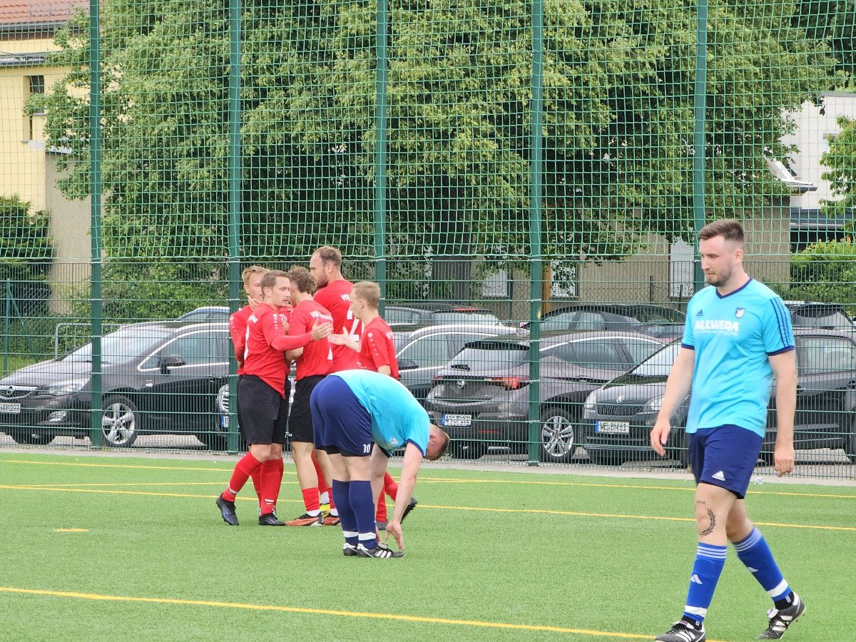 Heimsieg gegen Niederroßla - Erste gewinnt 4:2 Heimsieg gegen Niederroßla - Erste gewinnt 4:2