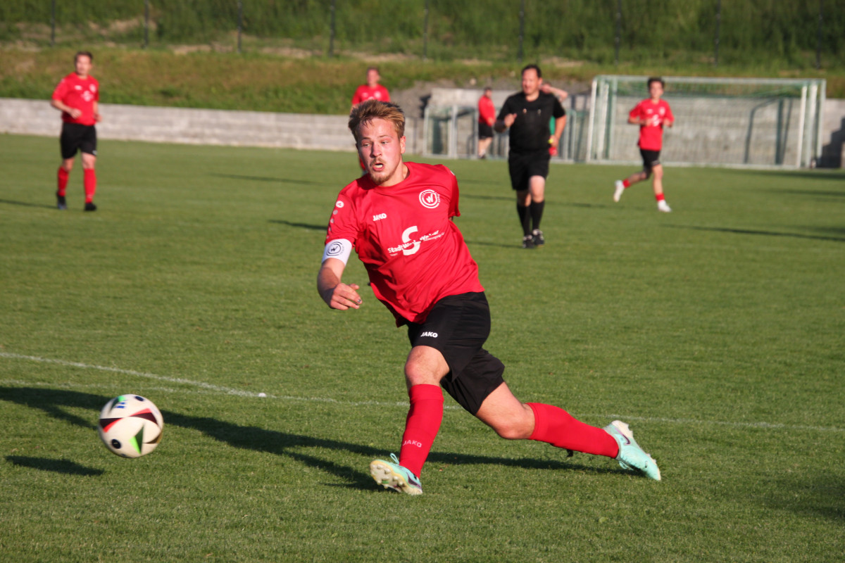 Auswärtssieg in Großschwabhausen - Erste gewinnt 4:2 Auswärtssieg in Großschwabhausen - Erste gewinnt 4:2