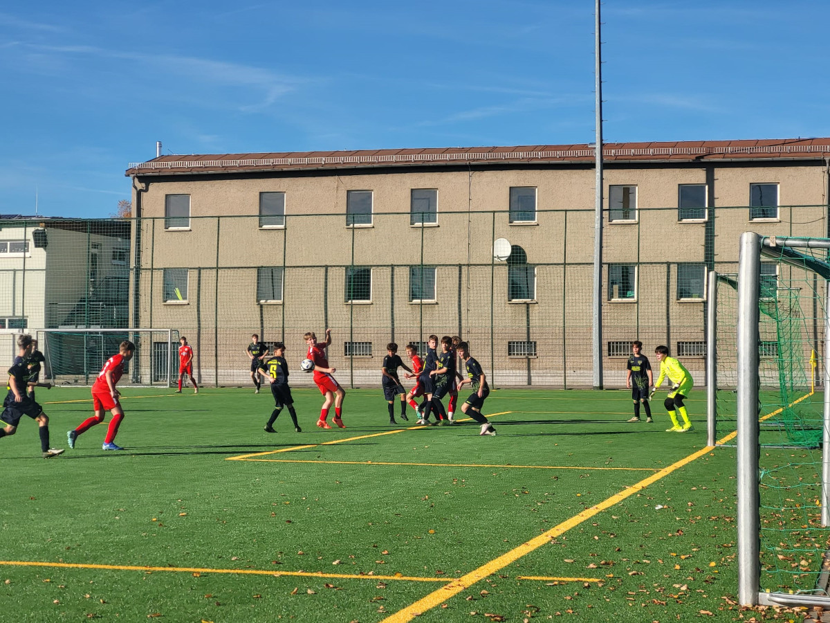 C-Junioren feiern Derbysieg in neuen Trikots C-Junioren feiern Derbysieg in neuen Trikots