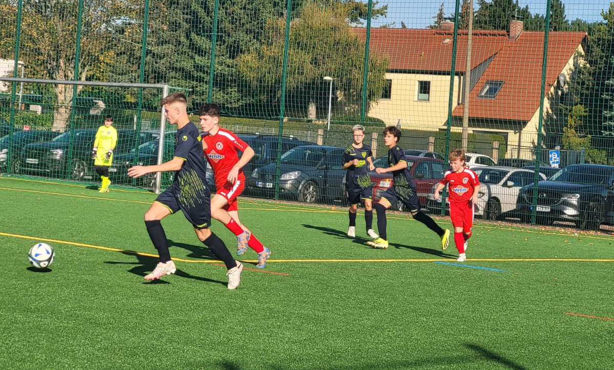 C-Junioren feiern Derbysieg in neuen Trikots C-Junioren feiern Derbysieg in neuen Trikots
