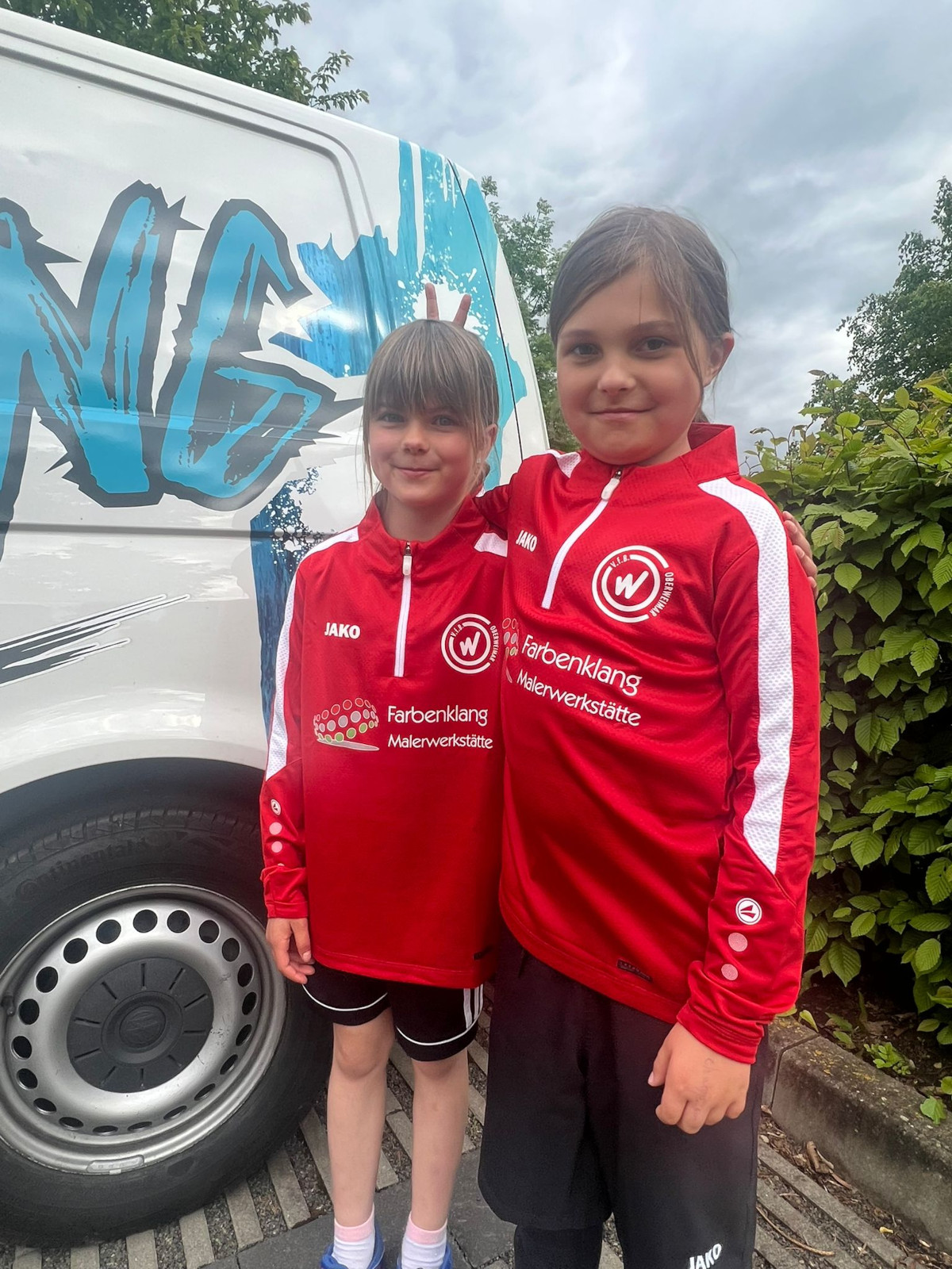 Shirt Übergabe an die F1 vom Sponsor Shirt Übergabe an die F1 vom Sponsor