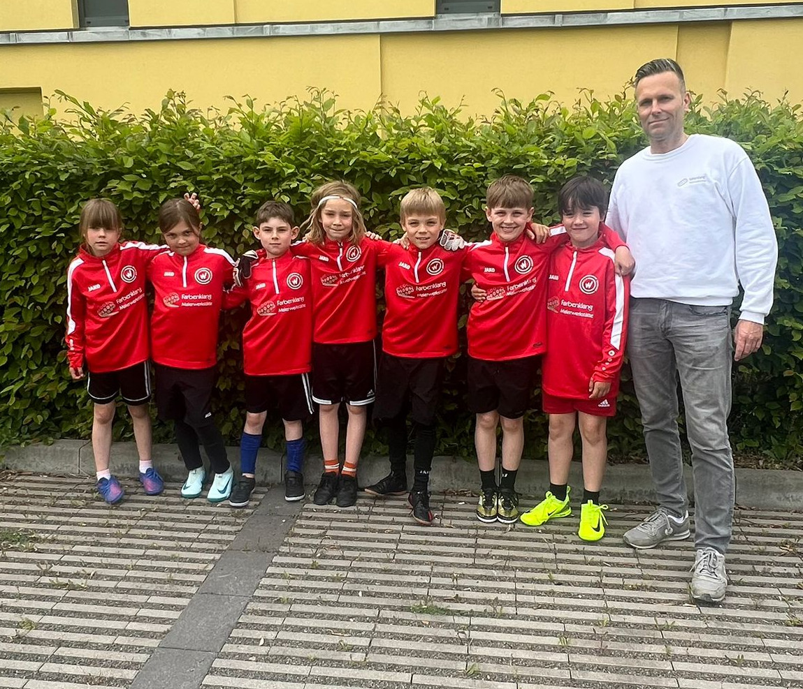 Shirt Übergabe an die F1 vom Sponsor Shirt Übergabe an die F1 vom Sponsor