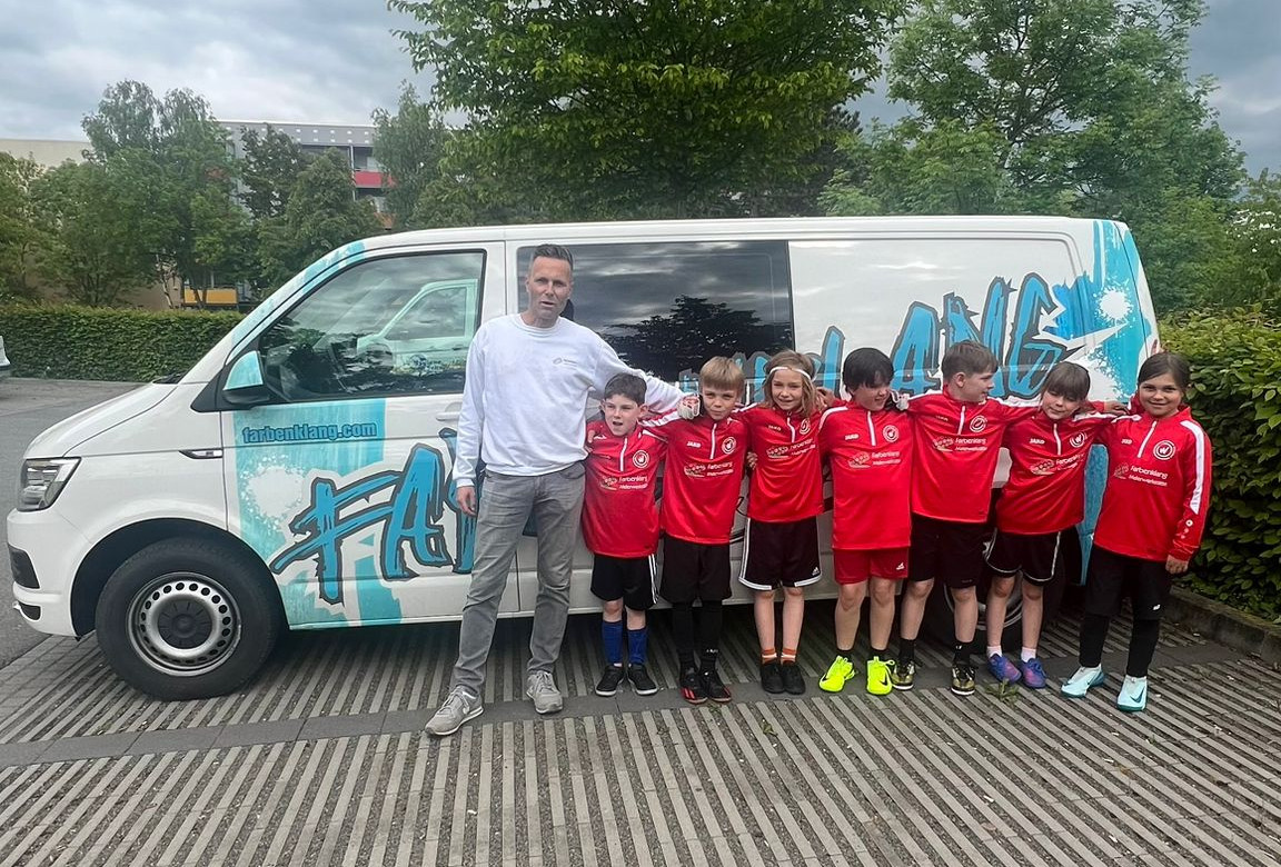 Shirt Übergabe an die F1 vom Sponsor Shirt Übergabe an die F1 vom Sponsor