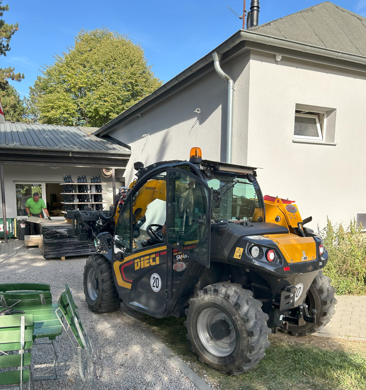 Der Aufbau der neuen Kegelanlage beginnt