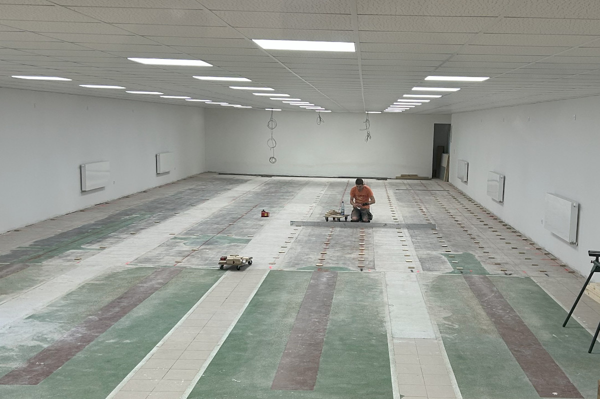 Der Aufbau der neuen Kegelanlage beginnt
