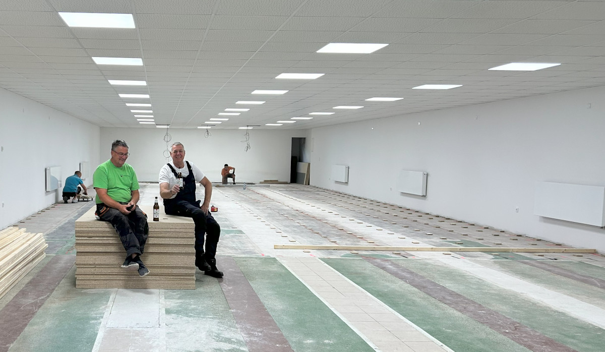 Der Aufbau der neuen Kegelanlage beginnt