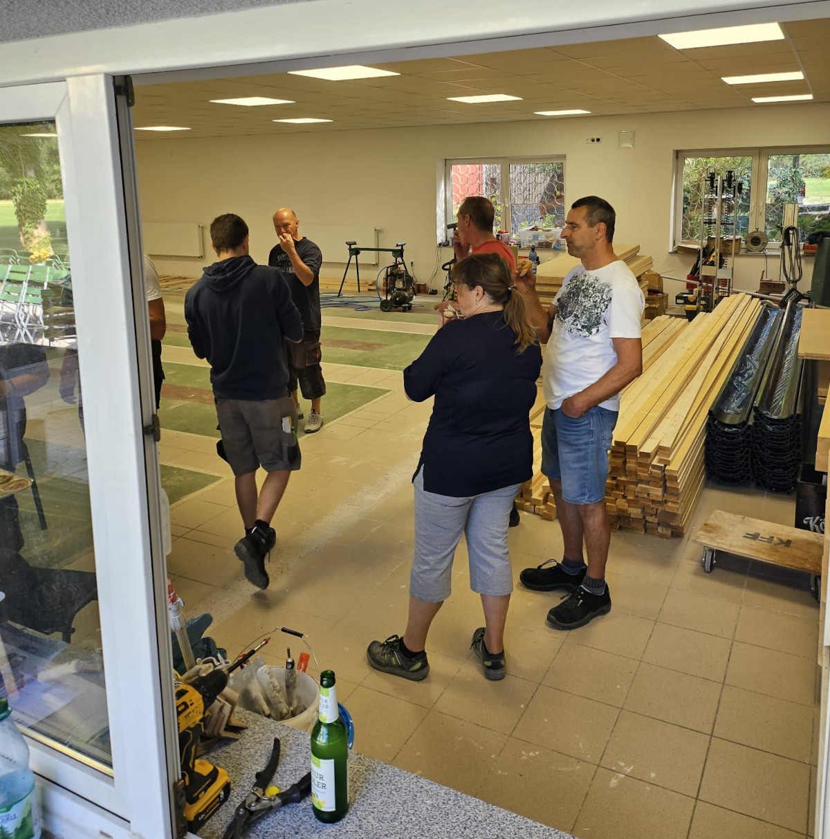 Der Aufbau der neuen Kegelanlage beginnt