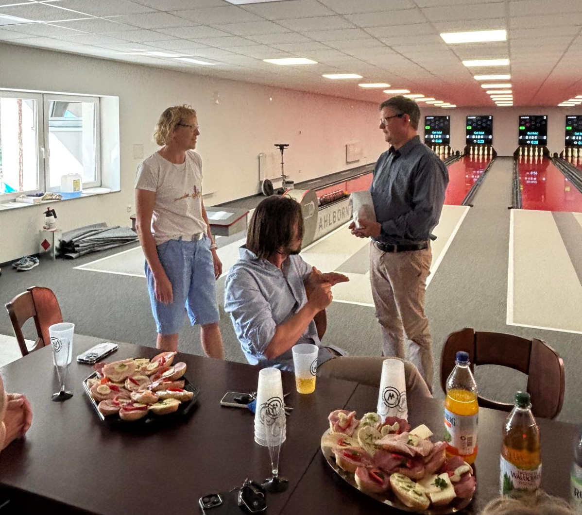 Feierliche Übergabe der Fördermittel für unsere Kegelbahn Feierliche Übergabe der Fördermittel für unsere Kegelbahn