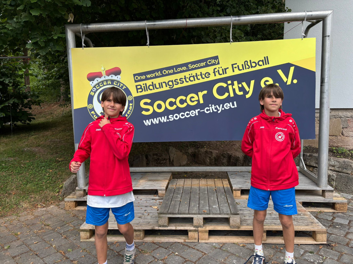 Unsere Zwillinge Agustin und Francisco grüßen aus dem Soccer Camp in Lengenfeld unterm Stein Unsere Zwillinge Agustin und Francisco grüßen aus dem Soccer Camp in Lengenfeld unterm Stein