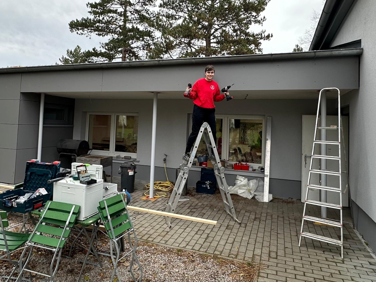 Die letzte Schraube für die Außenfassade