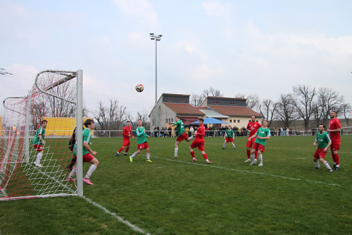 Auswärtssieg im Spitzenspiel - Erste gewinnt 1:0