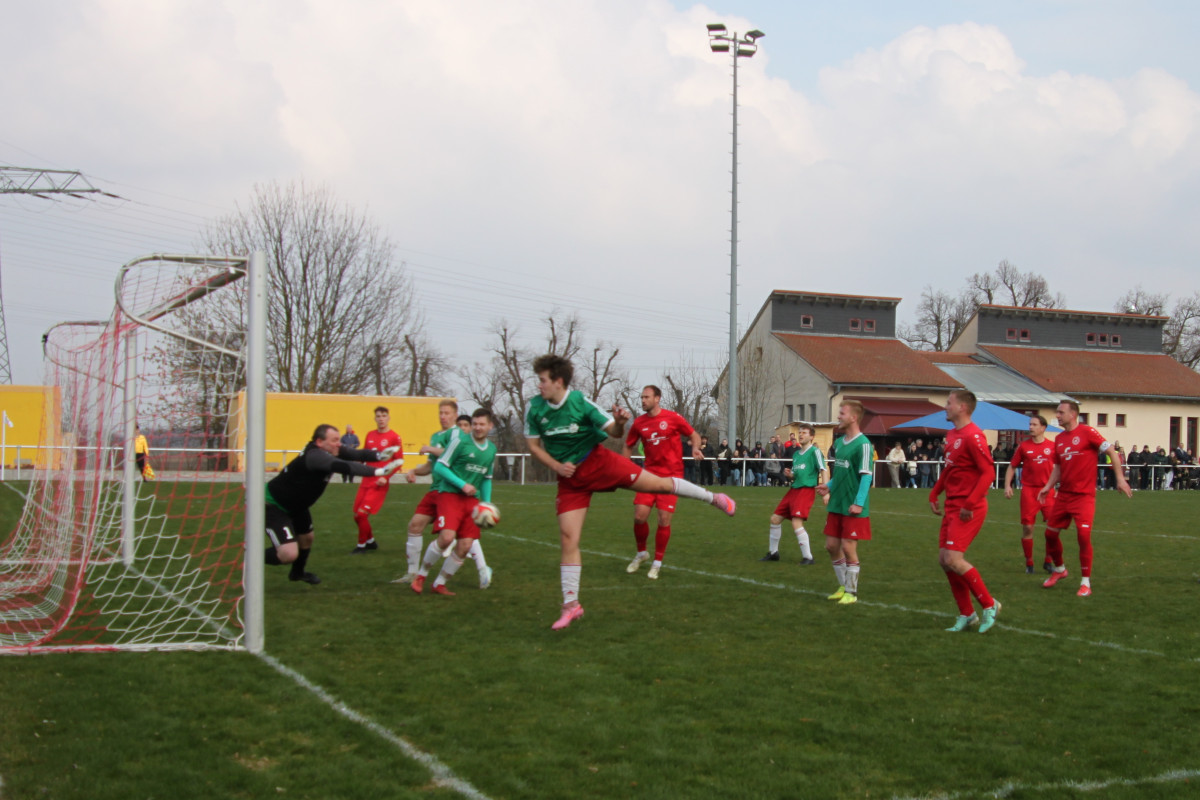 Auswärtssieg im Spitzenspiel - Erste gewinnt 1:0