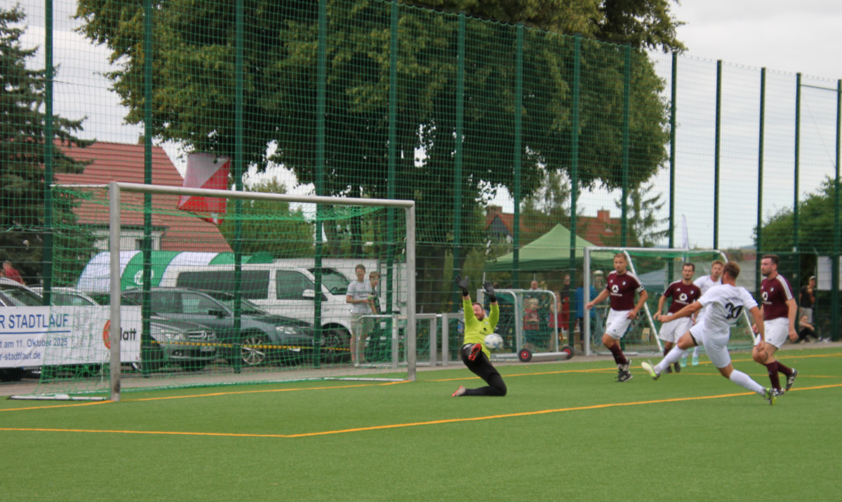 Starker Heimsieg zum Auftakt - Erste gewinnt 7:0 Starker Heimsieg zum Auftakt - Erste gewinnt 7:0