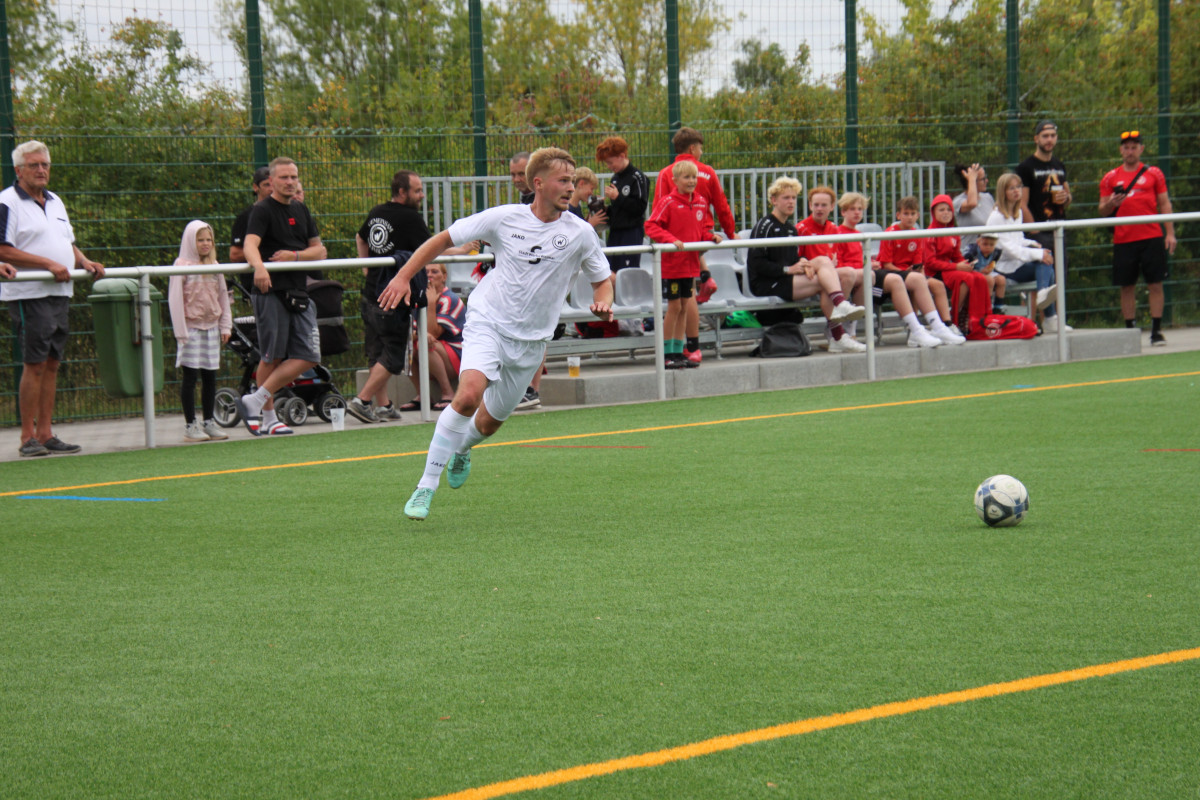 Starker Heimsieg zum Auftakt - Erste gewinnt 7:0 Starker Heimsieg zum Auftakt - Erste gewinnt 7:0
