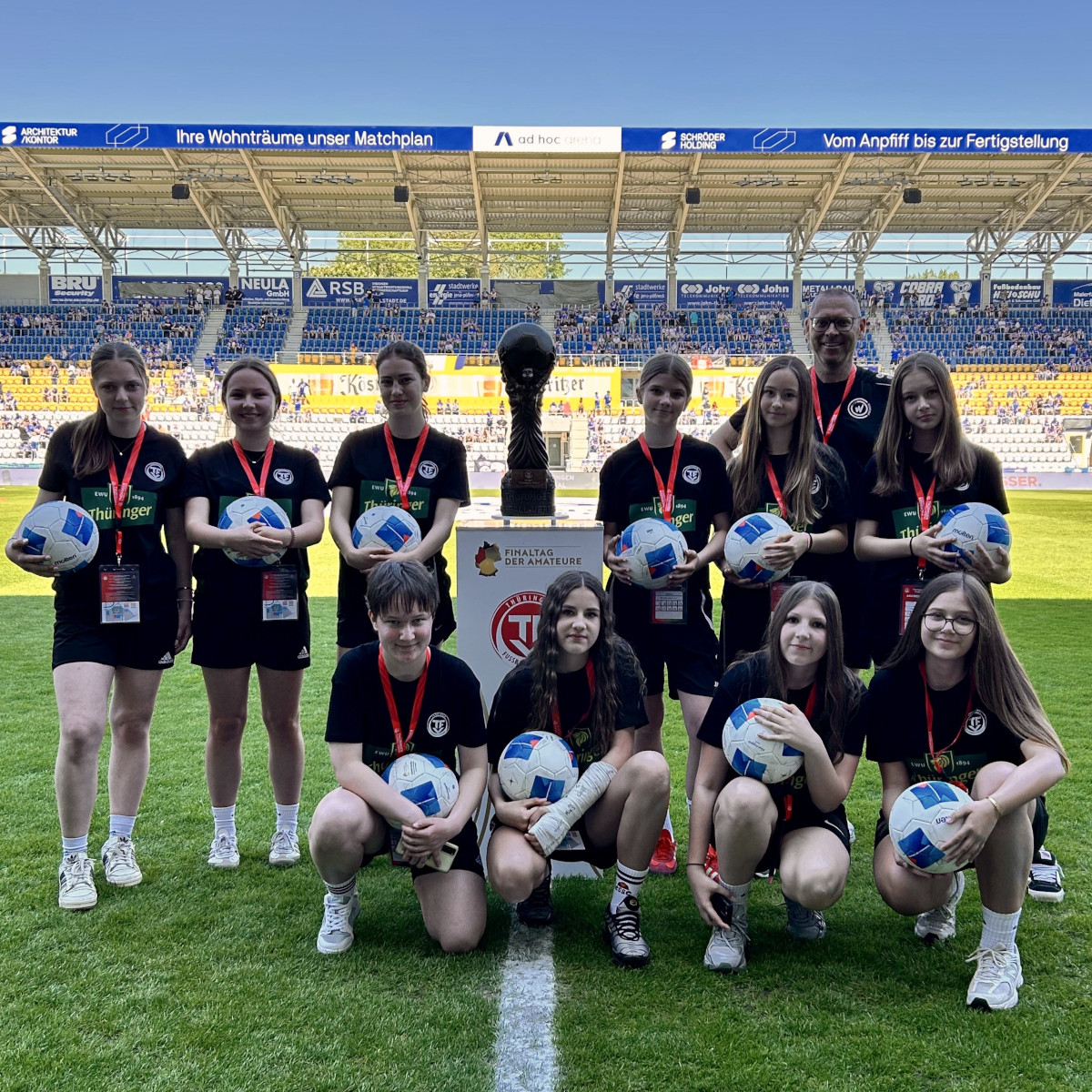 VfB-Oberweimar-Juniorinnen als Ballmädchen beim Thüringer Pokalfinale