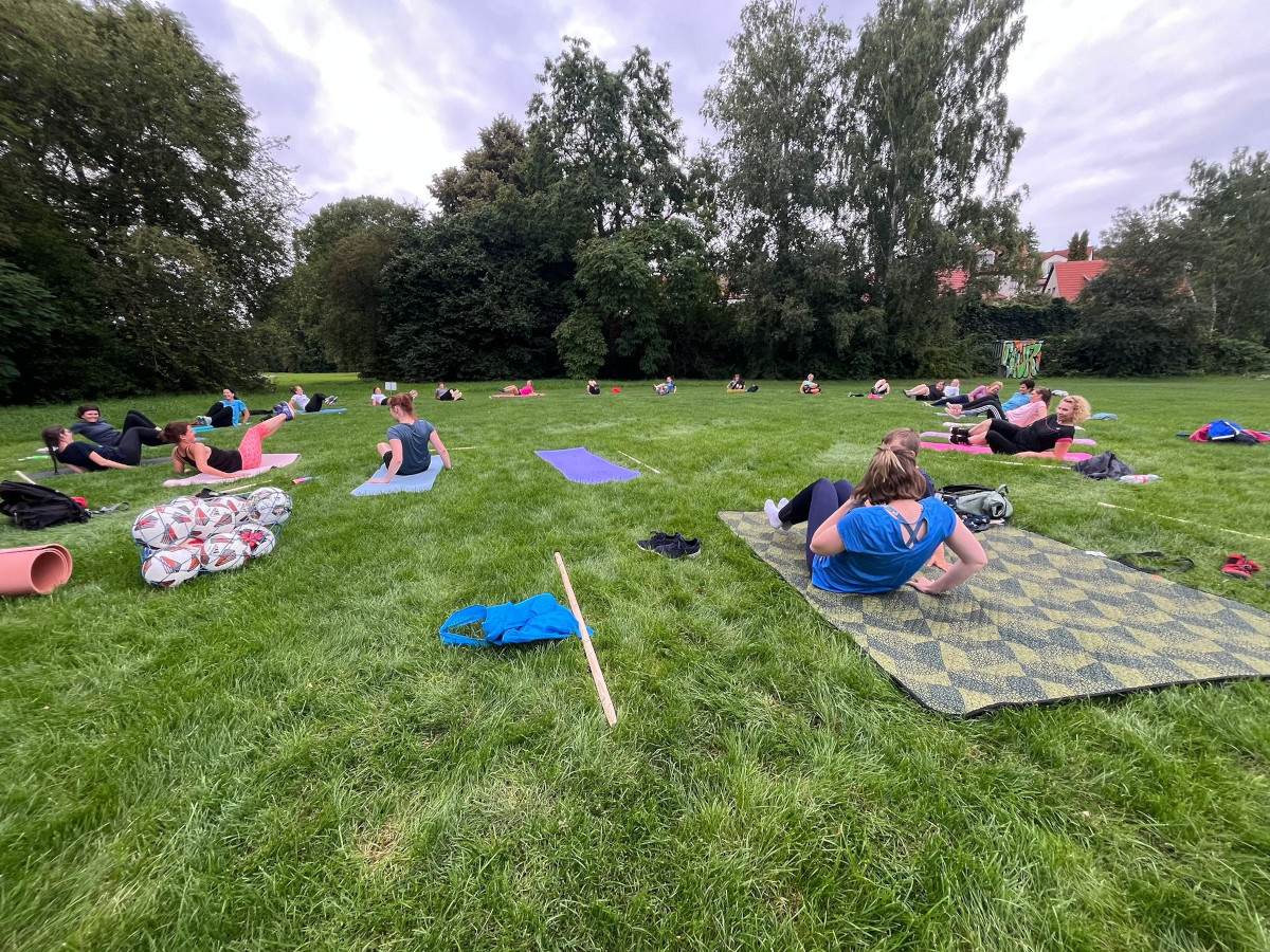WORKOUT auf dem Parksportplatz WORKOUT auf dem Parksportplatz