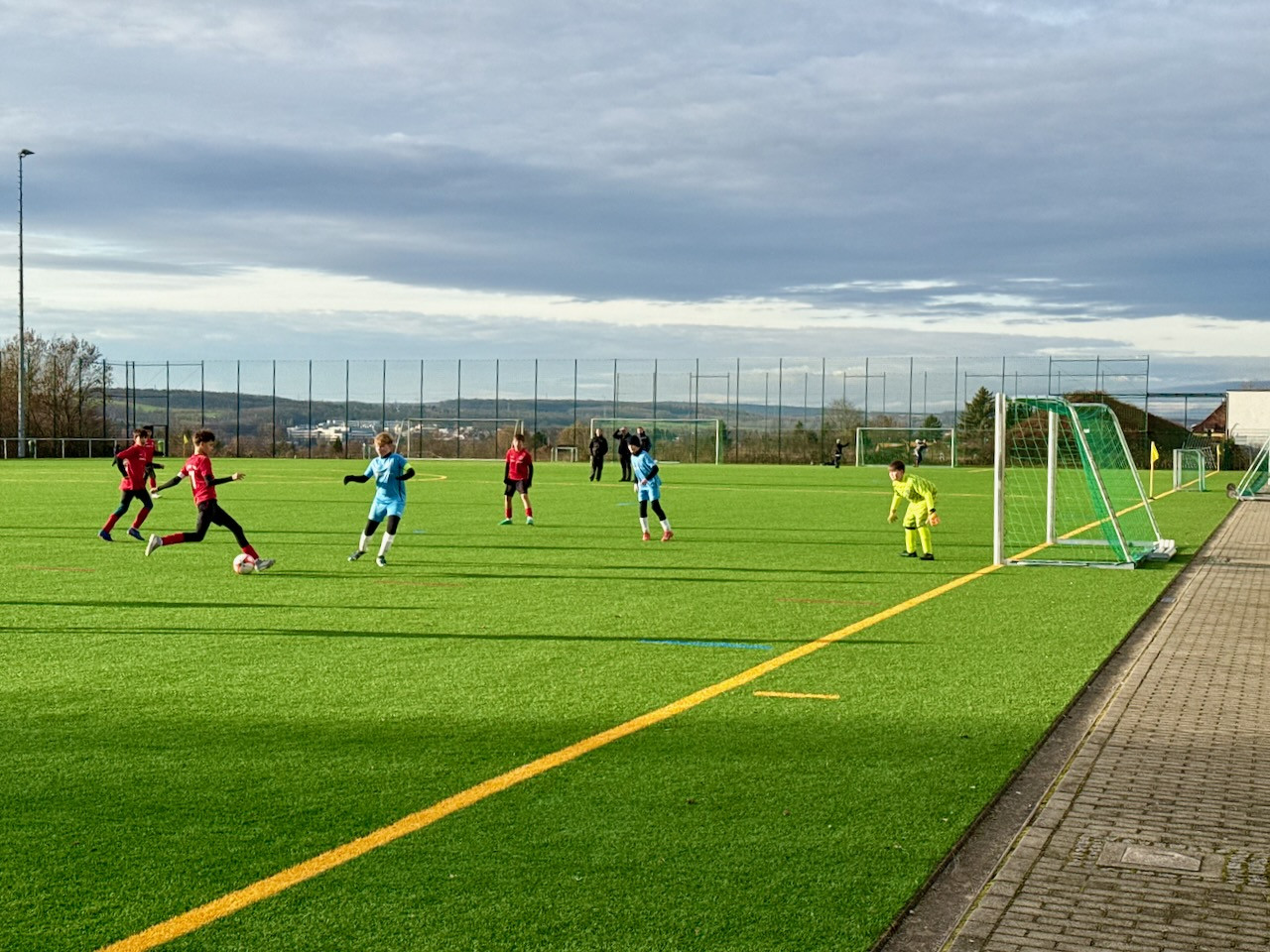 D1 Junioren besiegeln mit einem umkämpften Derbysieg die Herbstmeisterschaft