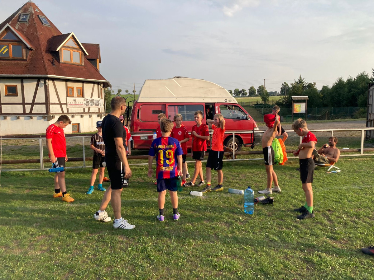 Trainingslager der D2 Junioren im Waldhof Finsterbergen Trainingslager der D2 Junioren im Waldhof Finsterbergen