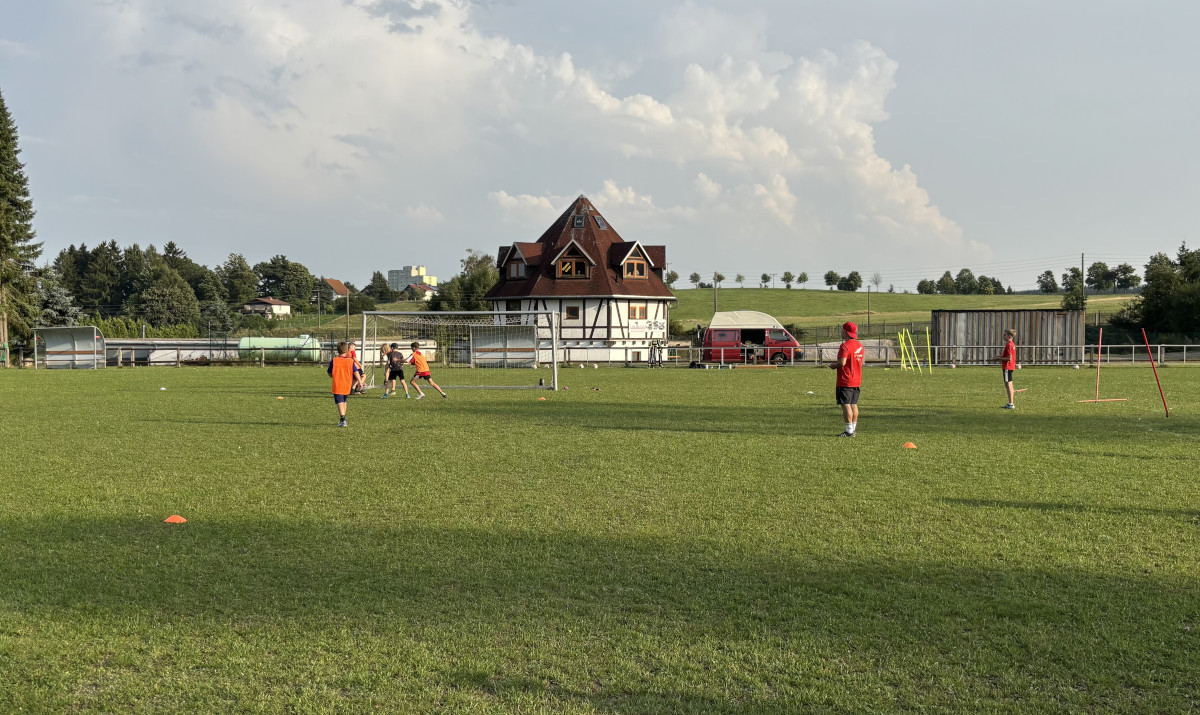 Trainingslager der D2 Junioren im Waldhof Finsterbergen Trainingslager der D2 Junioren im Waldhof Finsterbergen