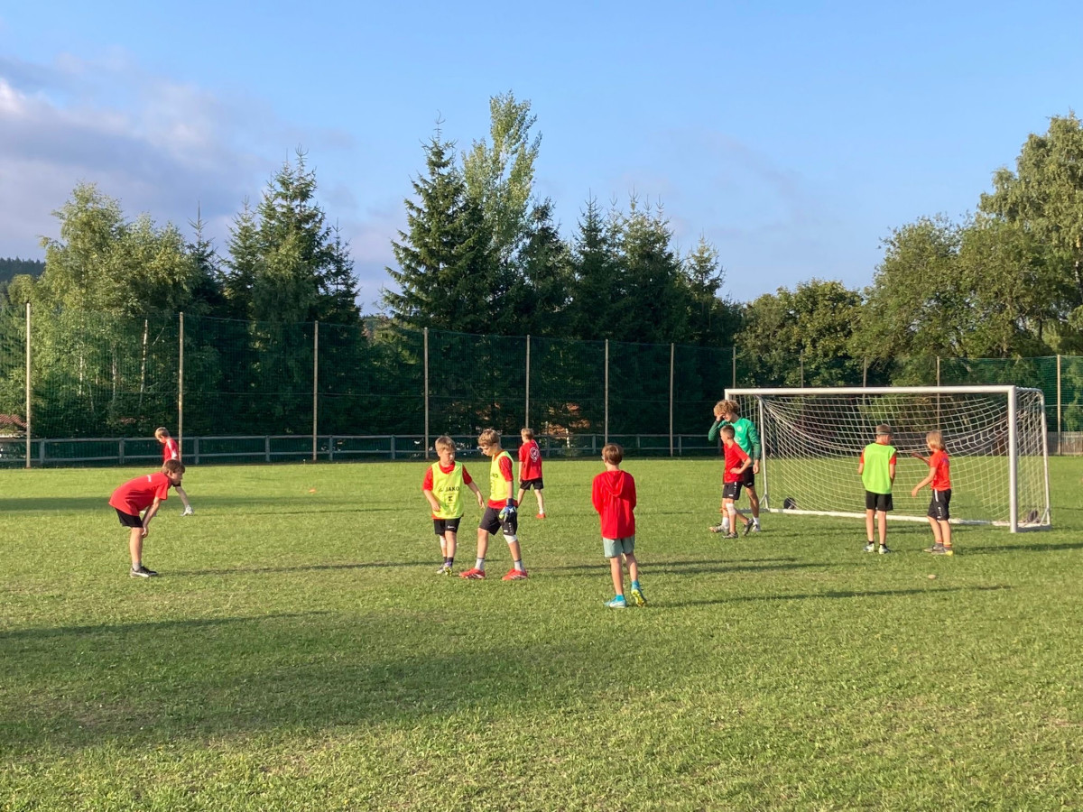 Trainingslager der D2 Junioren im Waldhof Finsterbergen Trainingslager der D2 Junioren im Waldhof Finsterbergen