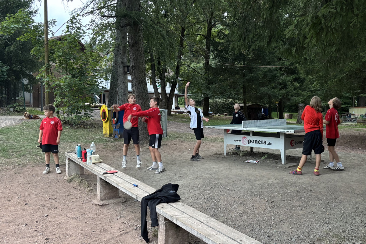 Trainingslager der D2 Junioren im Waldhof Finsterbergen Trainingslager der D2 Junioren im Waldhof Finsterbergen