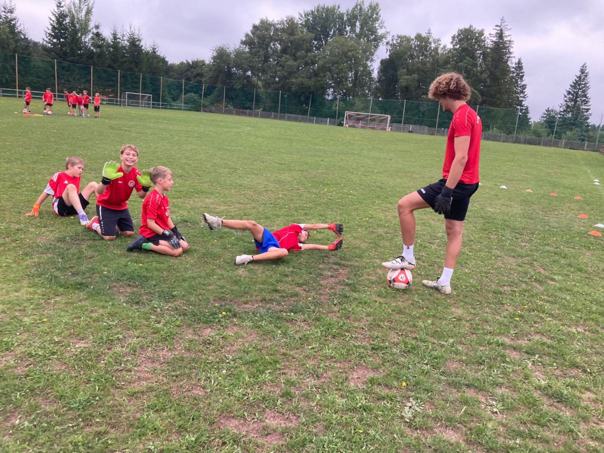 Trainingslager der D2 Junioren im Waldhof Finsterbergen Trainingslager der D2 Junioren im Waldhof Finsterbergen