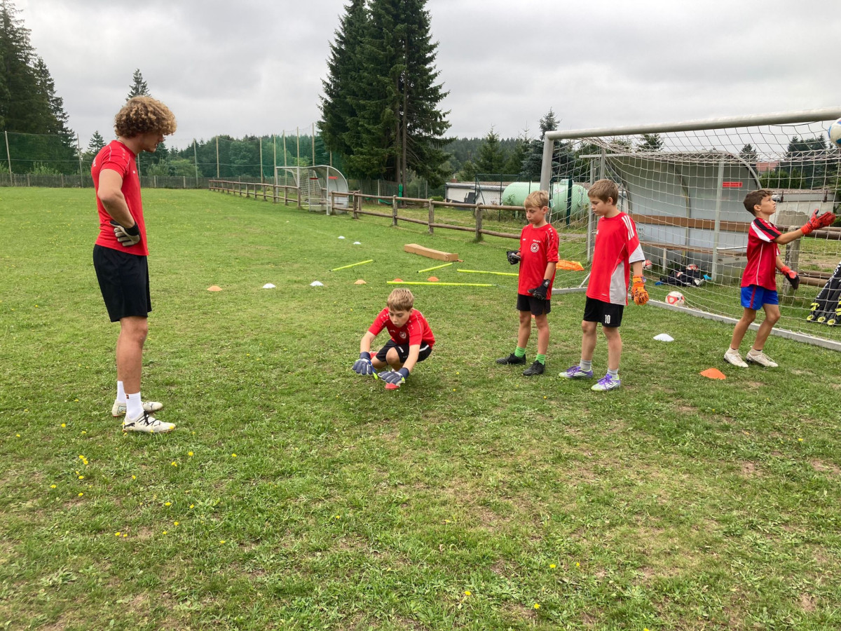 Trainingslager der D2 Junioren im Waldhof Finsterbergen Trainingslager der D2 Junioren im Waldhof Finsterbergen