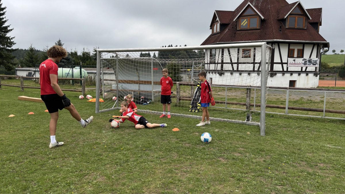 Trainingslager der D2 Junioren im Waldhof Finsterbergen Trainingslager der D2 Junioren im Waldhof Finsterbergen