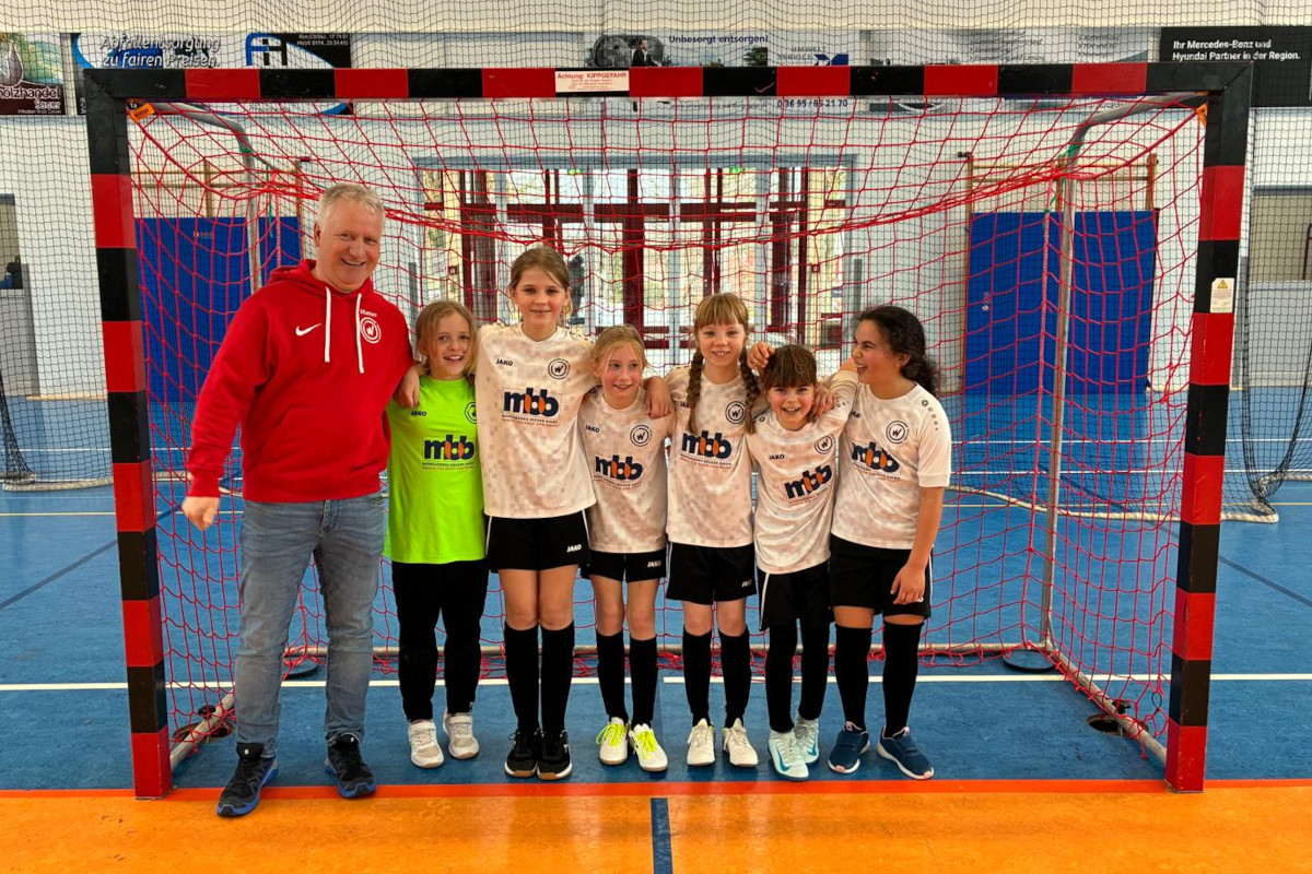 Erfolgreiche Zwischenrunde der E-Mädchen in der Futsal-Liga in Bad Salzungen Erfolgreiche Zwischenrunde der E-Mädchen in der Futsal-Liga in Bad Salzungen