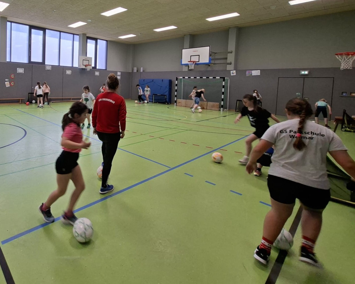 Tag des Schulfußballs begeisterte knapp 100 Mädchen an der Parkgrundschule