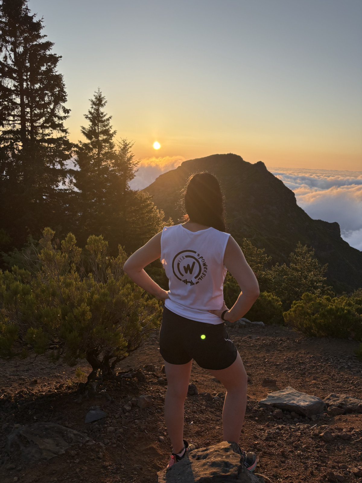 Itschi grüßt vom Sonnenaufgang und einem riesigen Wolkenmeer über dem Pico Ruivo auf Madeira auf 1862m Höhe Itschi grüßt vom Sonnenaufgang und einem riesigen Wolkenmeer über dem Pico Ruivo auf Madeira auf 1862m Höhe