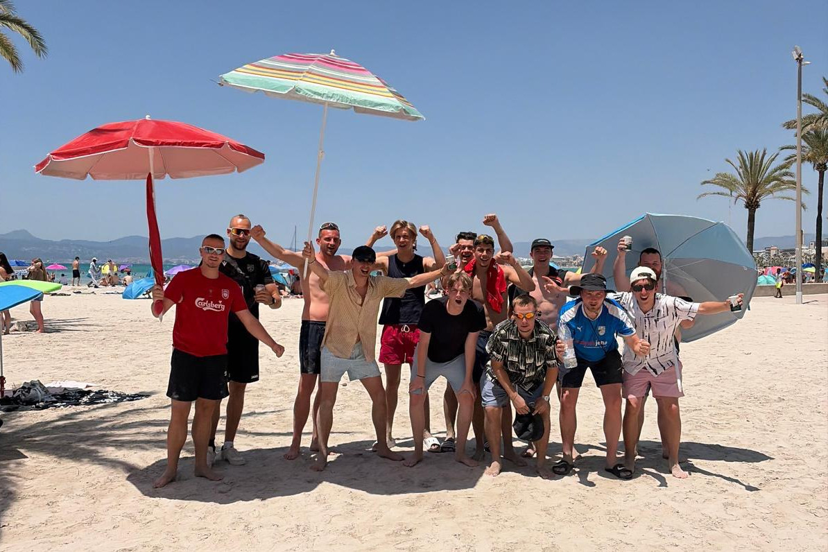 Urlaubsgrüße unserer 1. Herren Urlaubsgrüße unserer 1. Herren