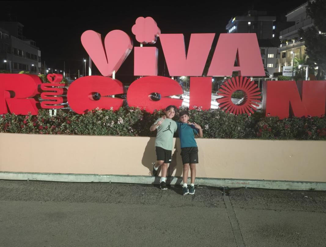 Liebe Grüße aus Riccione in Italien von Tim und Adam! Liebe Grüße aus Riccione in Italien von Tim und Adam!