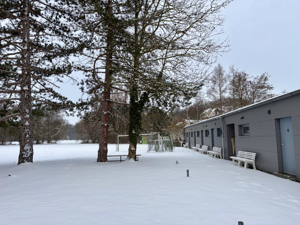 Schneedecke über dem Vereinsgelände 