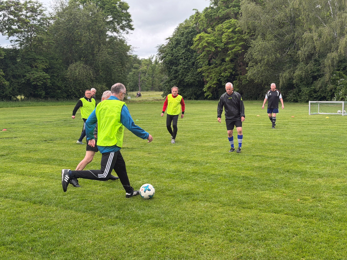 Walking Football auf dem Parksportplatz Walking Football auf dem Parksportplatz